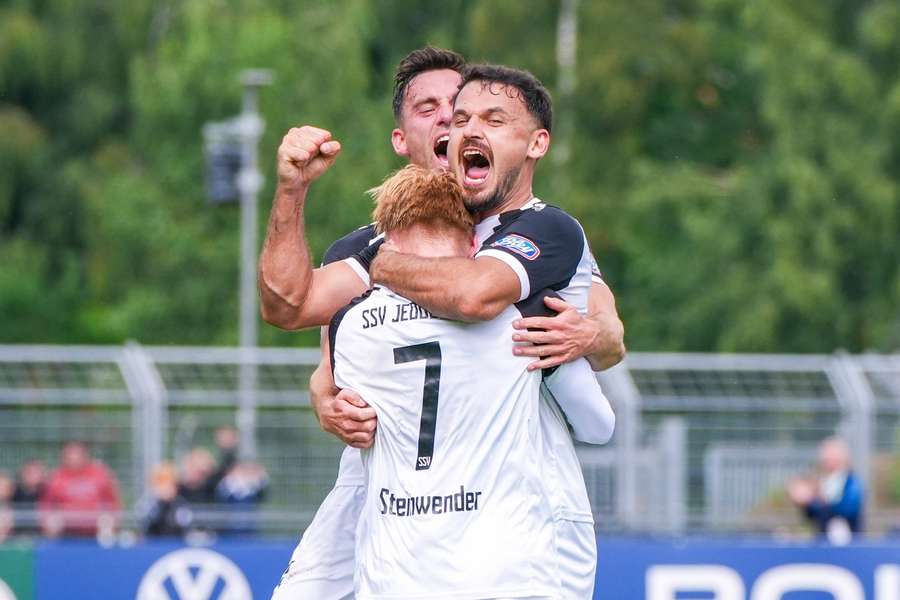 Der Viertligist feiert über den Einzug in die zweite Runde, Haris Hyeni (m.) traf zweimal