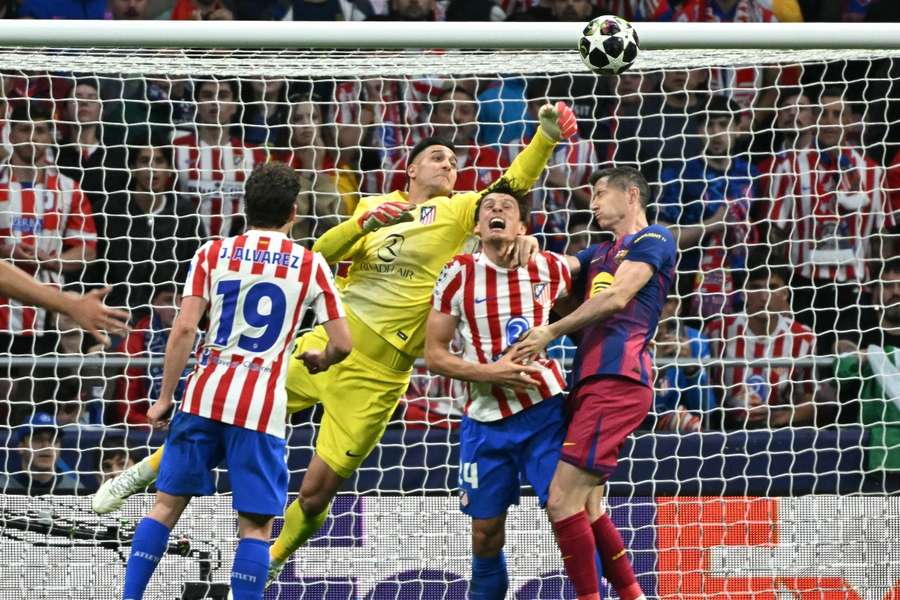 Juan Musso despeja de puños Juan Musso despeja de puños