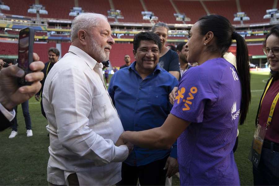 Lula encontra Marta em treino da Seleção no estádio Mané Garrincha