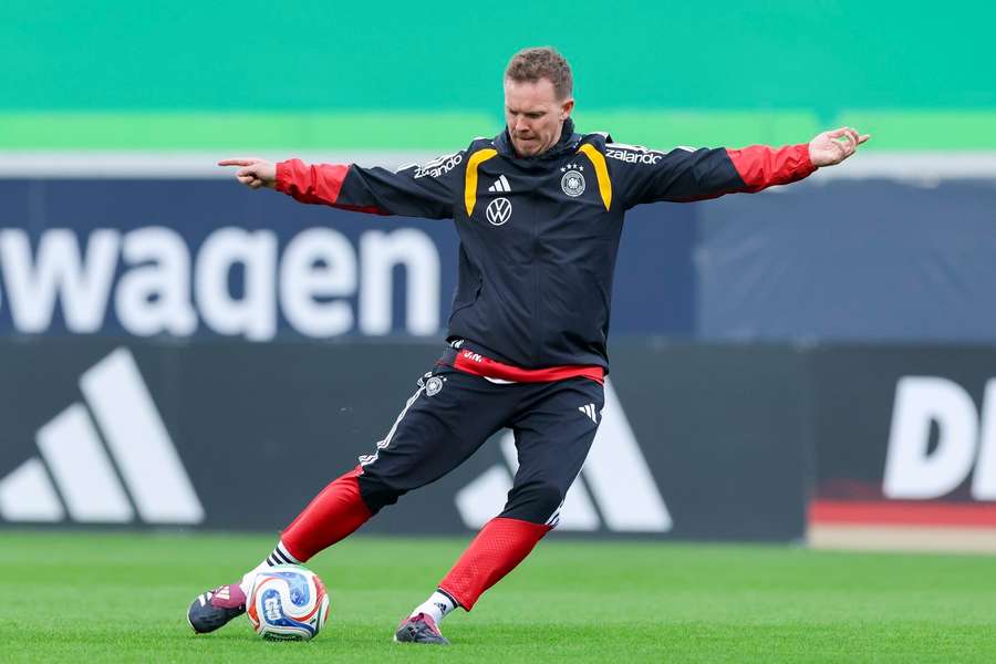 Bundestrainer Nagelsmann am Ball