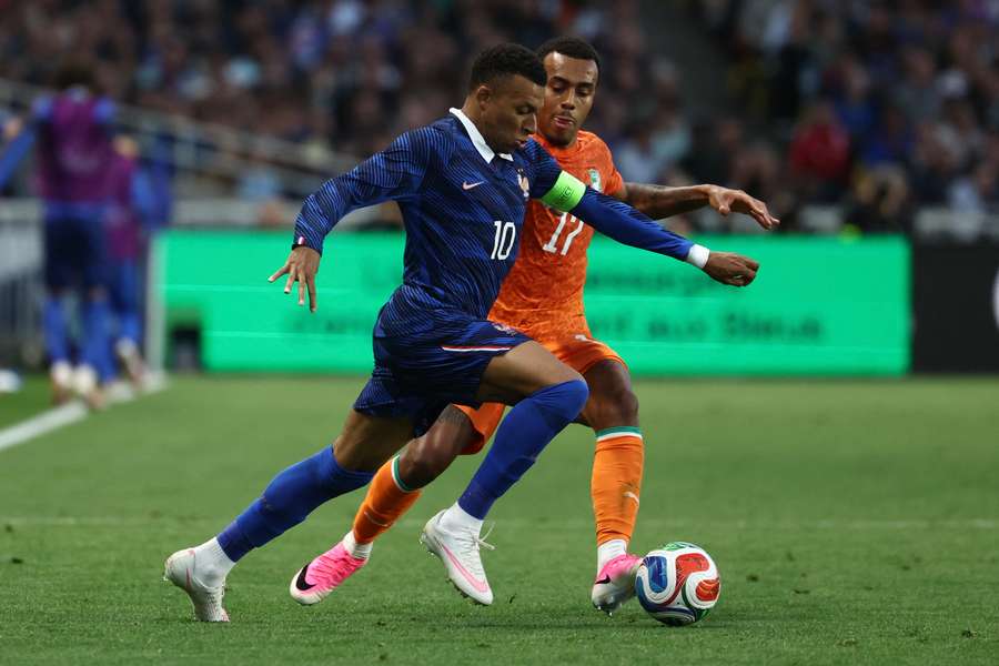 Mbappé e Doué durante o França-Costa do Marfim na Beaujoire