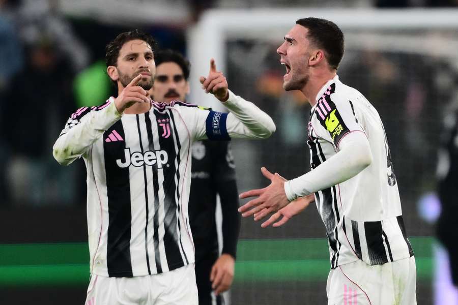Locatelli celebra Vlahovic dopo il gol Locatelli celebra Vlahovic dopo il gol