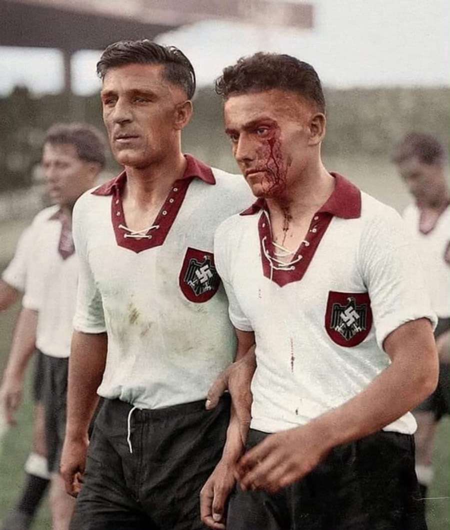 Alemanes tras su eliminación en el Mundial de 1938: todos fueron a la guerra años después