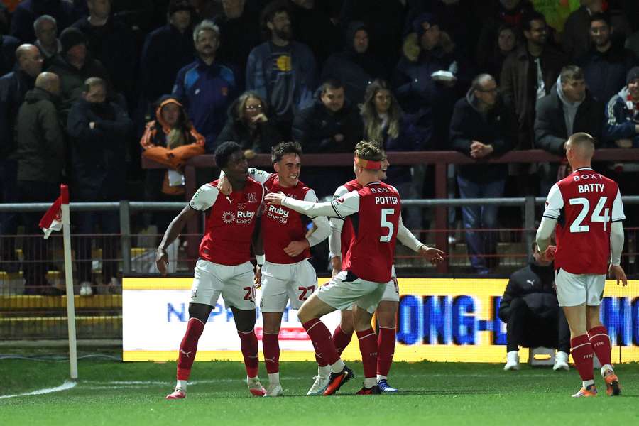 Fleetwood feiert den Sieg gegen Arsenal Fleetwood feiert den Sieg gegen Arsenal