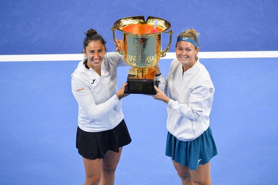 Sara Sorribesová a Marie Bouzková v Pekingu získaly nejcennější společnou trofej.