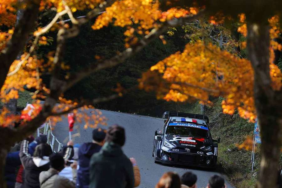 Japonskou rallye vede Sebastian Ogier. Japonskou rallye vede Sebastian Ogier.
