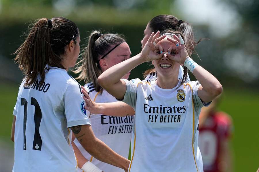 Athenea celebra su gol al Granada