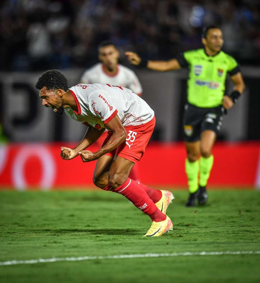 Matheus Fernandes marcou o gol que garantiu a vitória do Braga sobre o São Paulo Matheus Fernandes marcou o gol que garantiu a vitória do Braga sobre o São Paulo