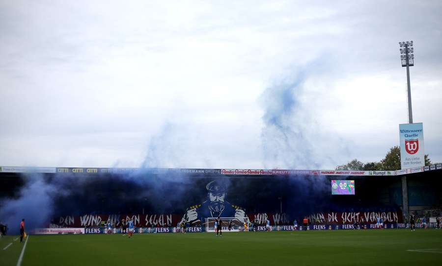 Die Kieler Anhänger breiteten eine Choreo vor.