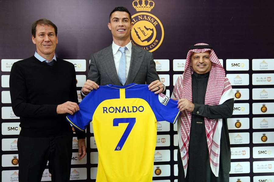 Musalli Al Muammar (dreapta) la prezentarea lui Cristiano Ronaldo