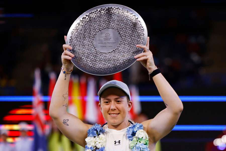 Sonay Kartal com o troféu do vice-campeonato em Wuhan