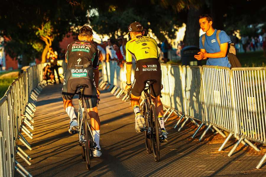 Sepp Kuss en Primoz Roglic tijdens de teampresentatie