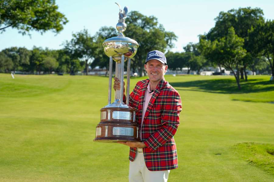Russell Henley et son trophée. Russell Henley et son trophée.