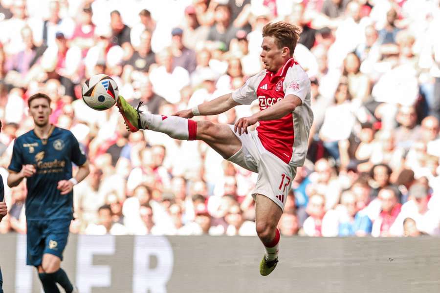 Ajax winger Oliver Edvardsen to miss end of the season with knee injury