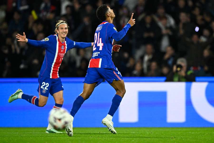 PSG porazilo Lyon 2:0. PSG porazilo Lyon 2:0.