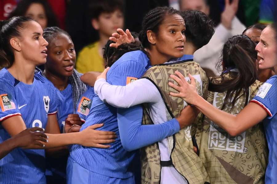 Les Françaises célébrant le but de la victoire délivré par Wendie Renard.