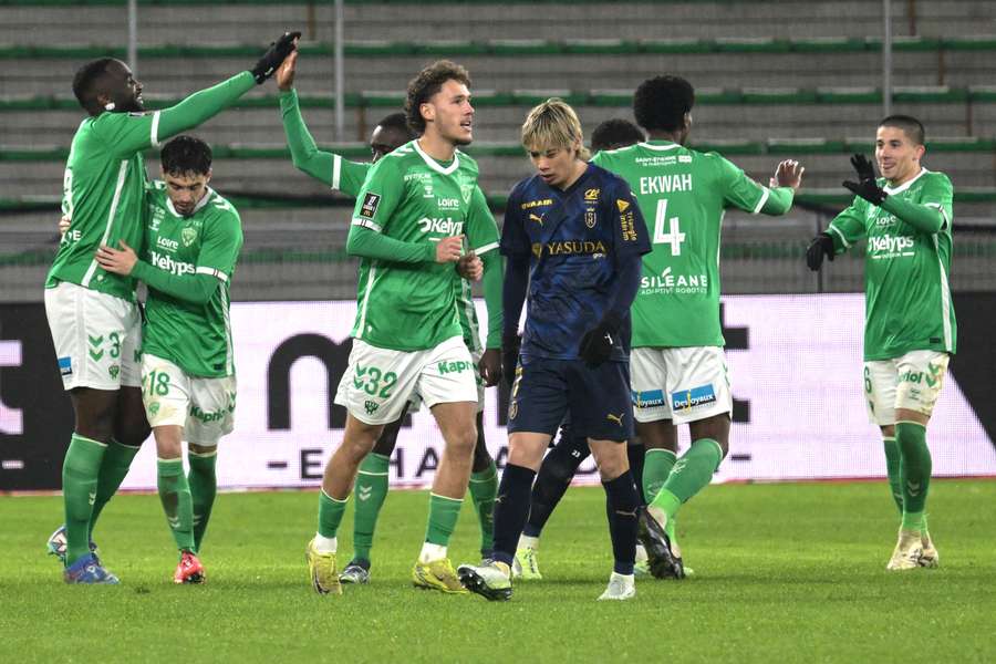I giocatori del Saint-Etienne esulta per il gol segnato al Reims