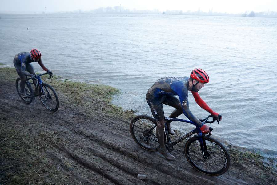 Lars van der Haar (L) en Joris Nieuwenhuis (R) in actie tijdens het NK veldrijden