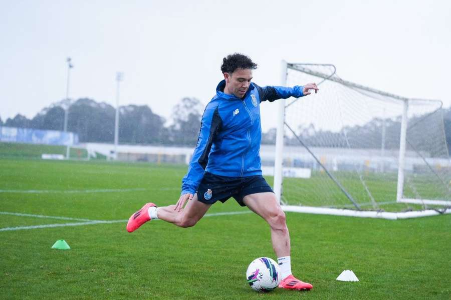 Pepê em treino condicionado no regresso do FC Porto ao trabalho