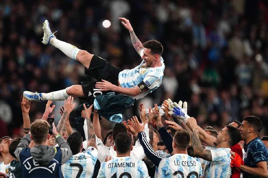 ANALIZĂ: Argentina aspiră la cel de-al treilea titlu mondial. Îi va călca Messi pe urme lui Maradona?