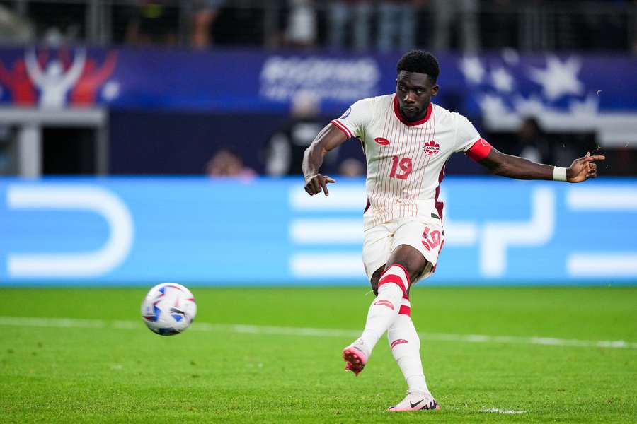 Alphonso Davies ar putea veni la București