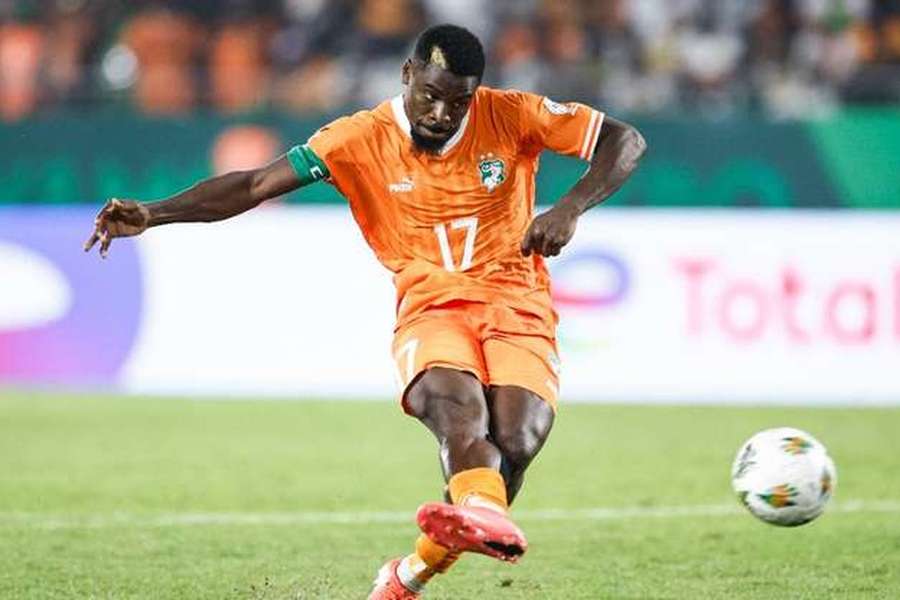 Aurier, capitão da Costa do Marfim, marcou um dos penáltis na decisão
