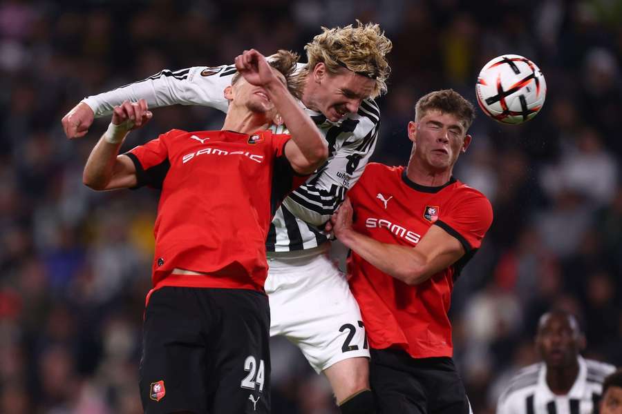 Nick Woltemade a contribuit la ambele goluri ale italienilor de la Juventus, în remiza 2-2 cu Rennes din etapa #3 din Europa League Nick Woltemade a contribuit la ambele goluri ale italienilor de la Juventus, în remiza 2-2 cu Rennes din etapa #3 din Europa League