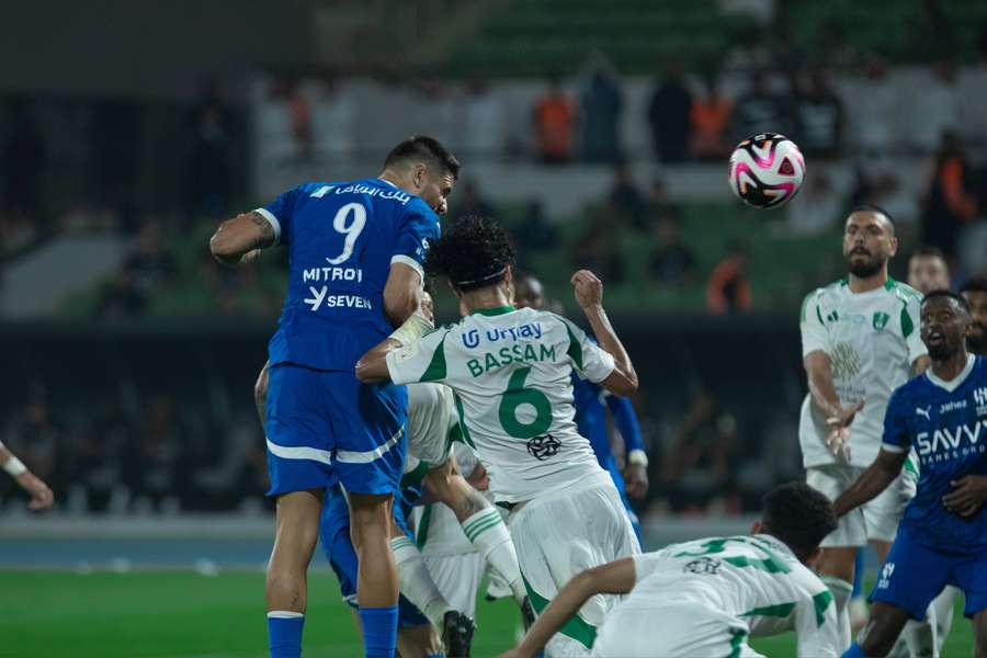 Mitrovic empatou de cabeça nos minutos finais