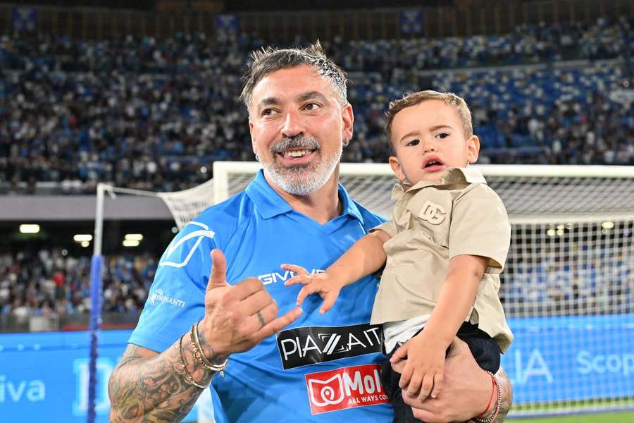 Ezequiel Lavezzi, alături de fiul său Vittorio, la un meci caritabil disputat la Napoli, pe 30 mai 2026 Ezequiel Lavezzi, alături de fiul său Vittorio, la un meci caritabil disputat la Napoli, pe 30 mai 2026
