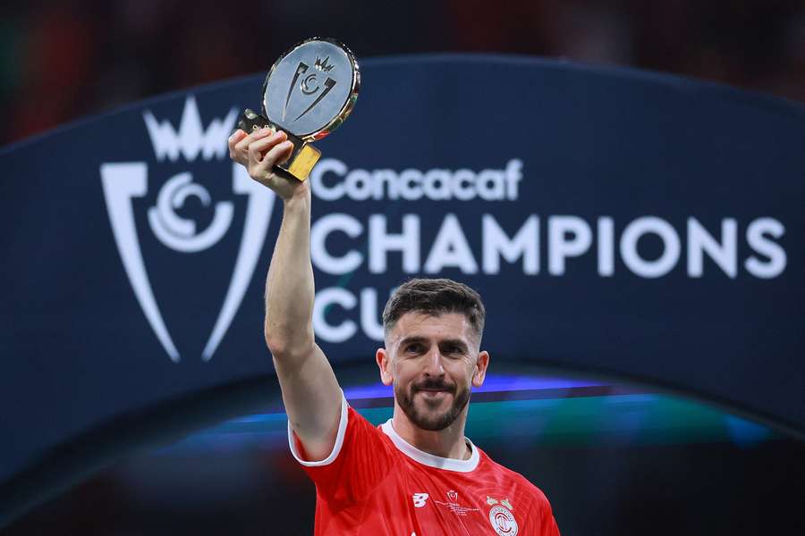 Paulinho em grande destaque no futebol mexicano Paulinho em grande destaque no futebol mexicano