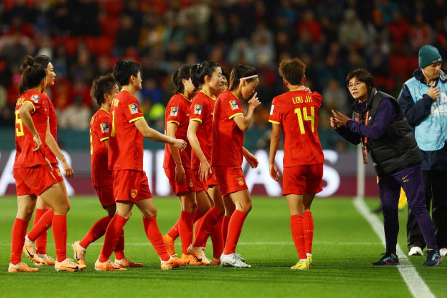 China coach Shui Qingxia gives instructions to Lou Jiahui and her teammates after Zhang Rui is shown a red card