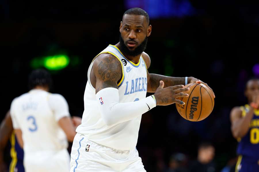 Com lesão no pé, LeBron James vai ficar afastado pelo menos três semanas