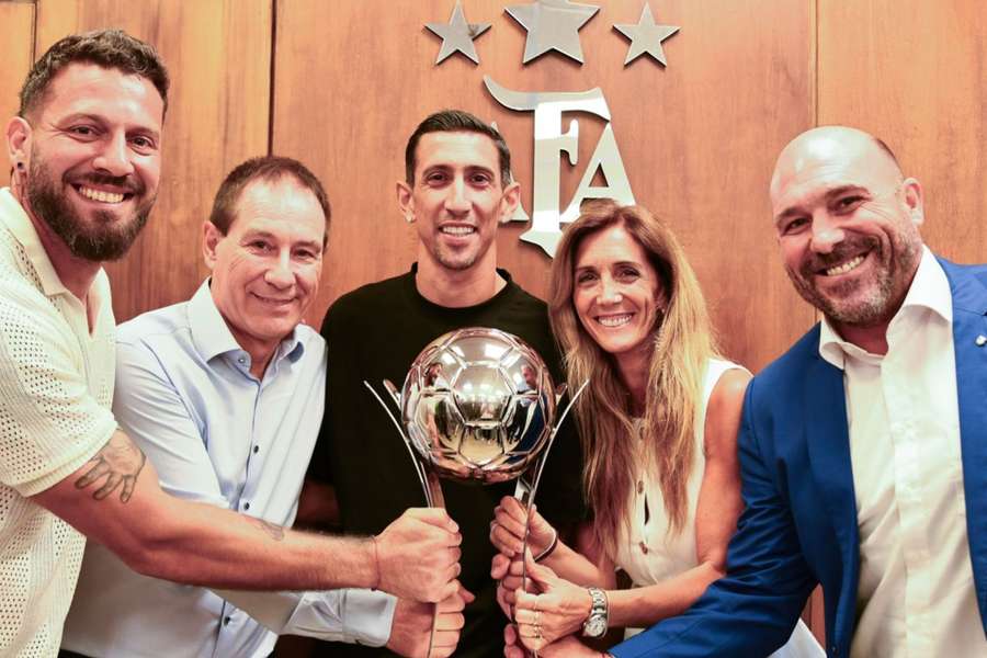 Di María recebeu a taça de campeão da Liga, marcando inesperada conquista no seu retorno ao futebol argentino Di María recebeu a taça de campeão da Liga, marcando inesperada conquista no seu retorno ao futebol argentino