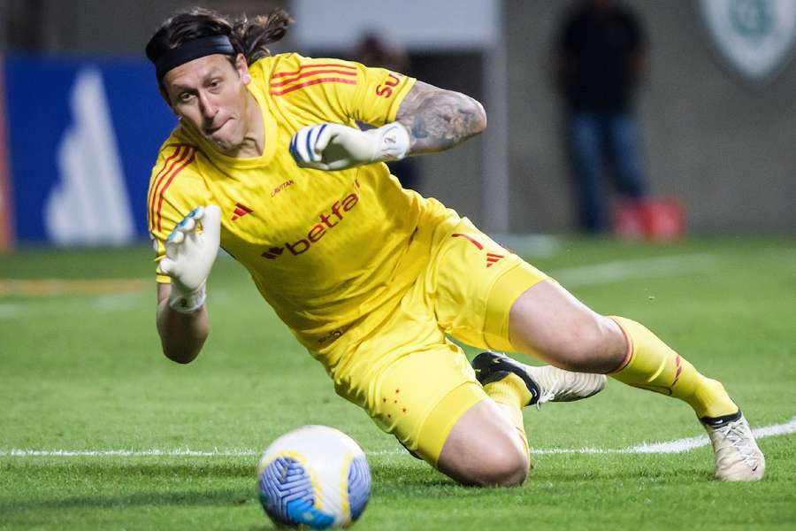 Cássio voltou aos gramados após quase dois meses e já encantou torcida do Cruzeiro