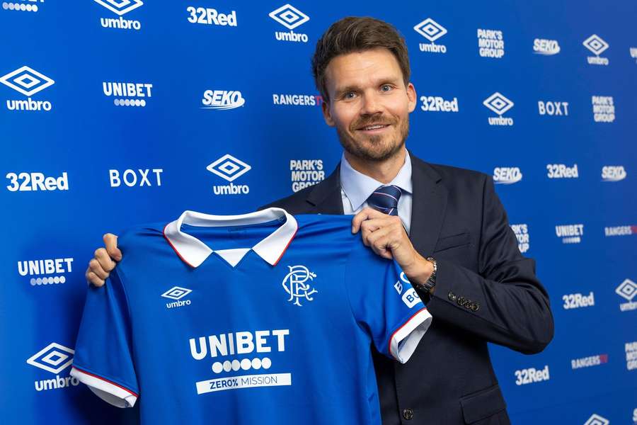 Danny Röhl mit dem Trikot seines neuen Arbeitgebers.