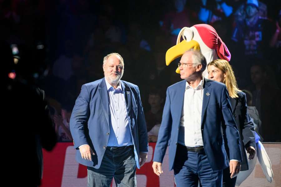 Ligapräsident Uwe Schwenker (r.) beim Final Four des DHB-Pokals im April.