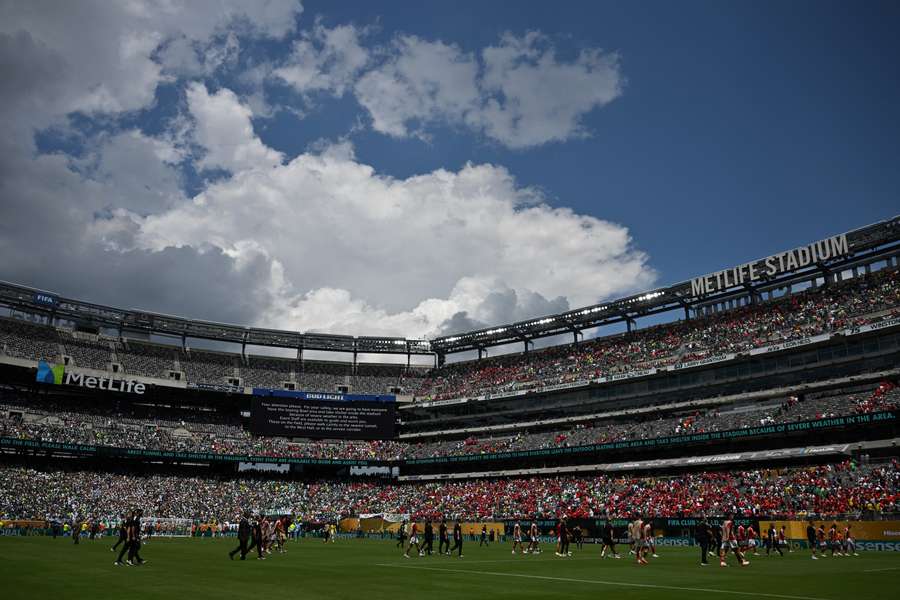 Players evacuate the pitch following a storm alert during the Group A clash between Palmeiras and Al Ahly