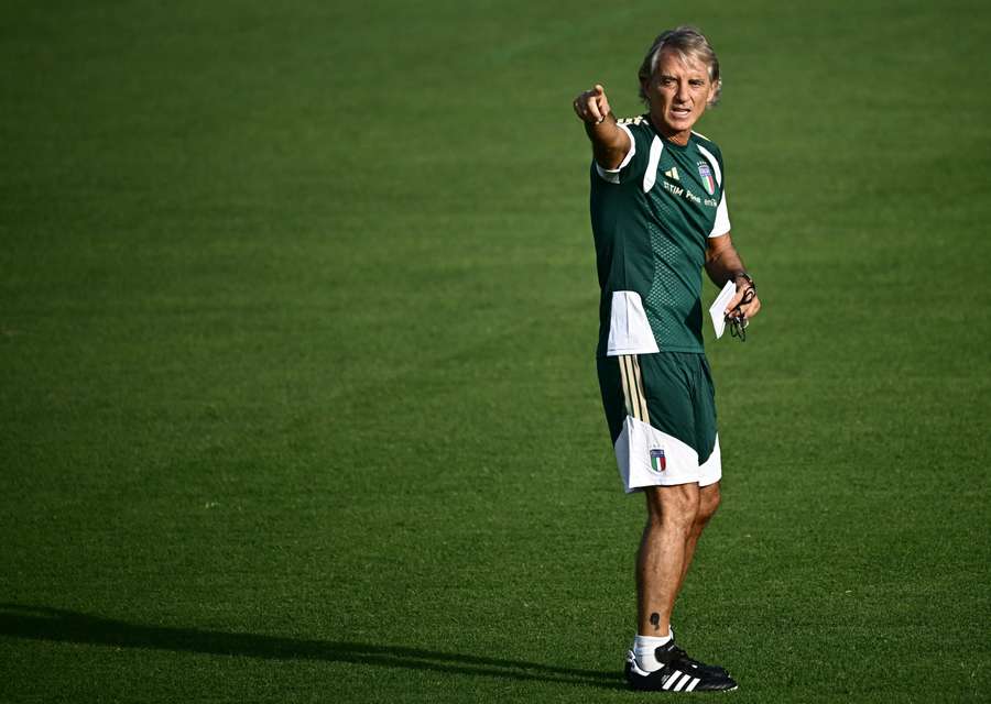Roberto Mancini durante l'allenamento dell'Italia a Coverciano (Firenze) Roberto Mancini durante l'allenamento dell'Italia a Coverciano (Firenze)