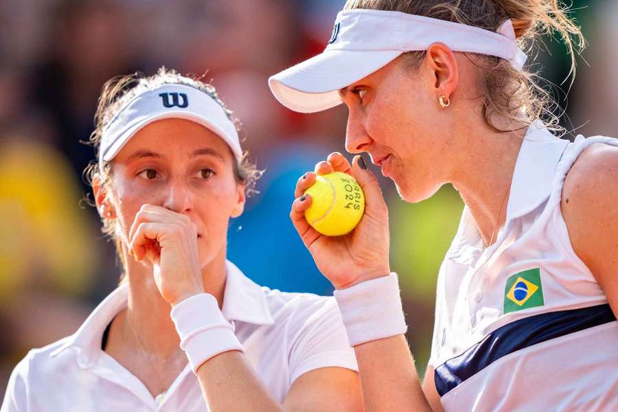 Luisa Stefani (esq.) e Bia Haddad podem ganhar um torneio grande em seu país