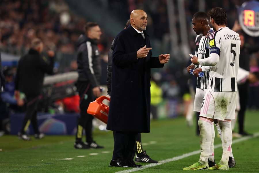 Juventus head coach Luciano Spalletti speaks with Manuel Locatelli and Pierre Kalulu Juventus head coach Luciano Spalletti speaks with Manuel Locatelli and Pierre Kalulu
