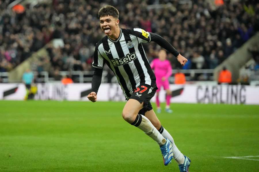 Newcastle United's English midfielder Lewis Miley celebrates