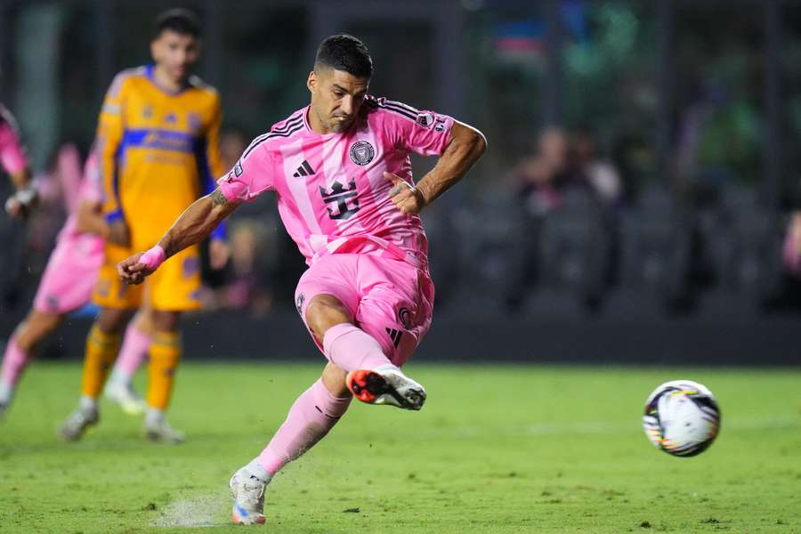 Luis Suarez converts from the penalty spot