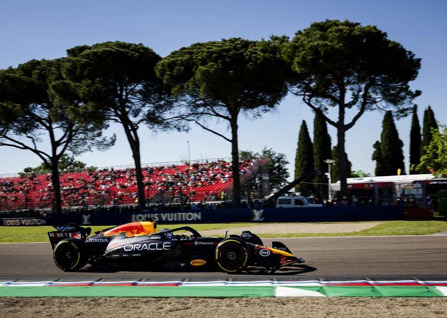 Max Verstappen au volant de la Red Bull à Imola.