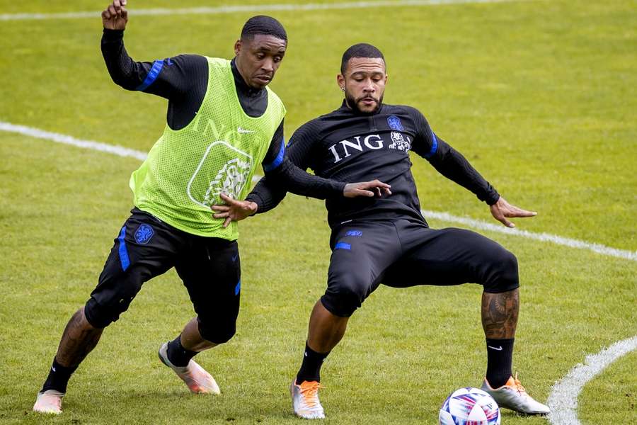 Steven Bergwijn (l) en Memphis Depay moeten de komende interlands missen door blessures