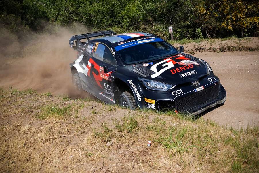 Sebastian Ogier vede Portugalskou rallye.