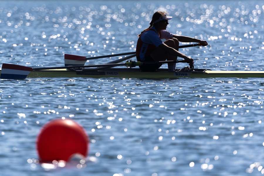 Karolien Florijn in actie op de halve finale single skiff tijdens de zesde dag van de wereldkampioenschappen roeien in Belgrado