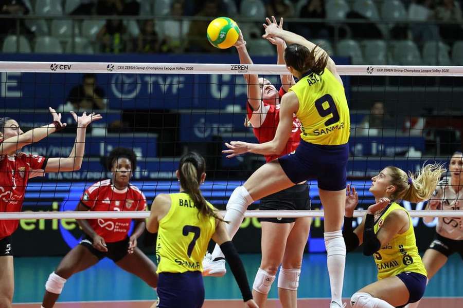 Encarnadas derrotadas em Istambul