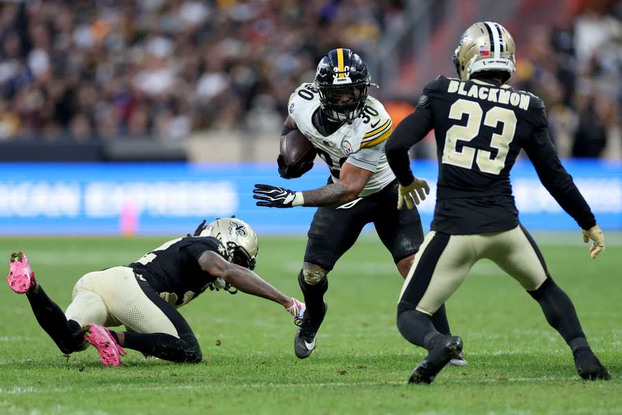 Jaylen Warren (centre) intercepts a pass