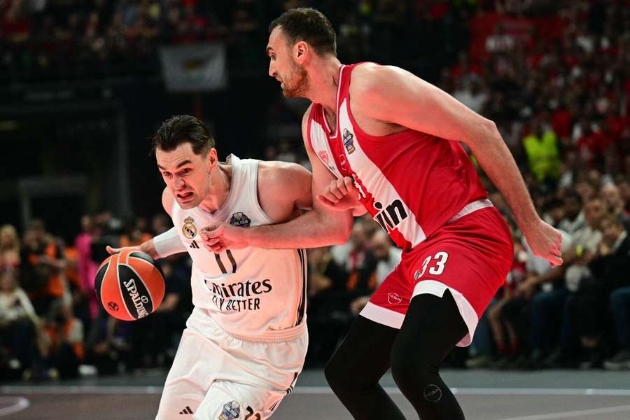 Mario Hezonja frente a Nikola Milutinov