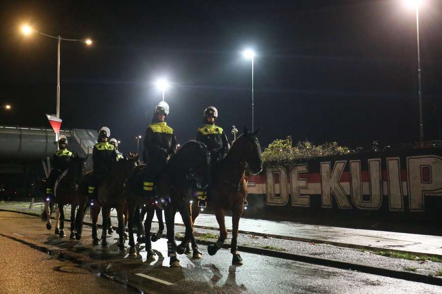 Politie te paard bij De Kuip